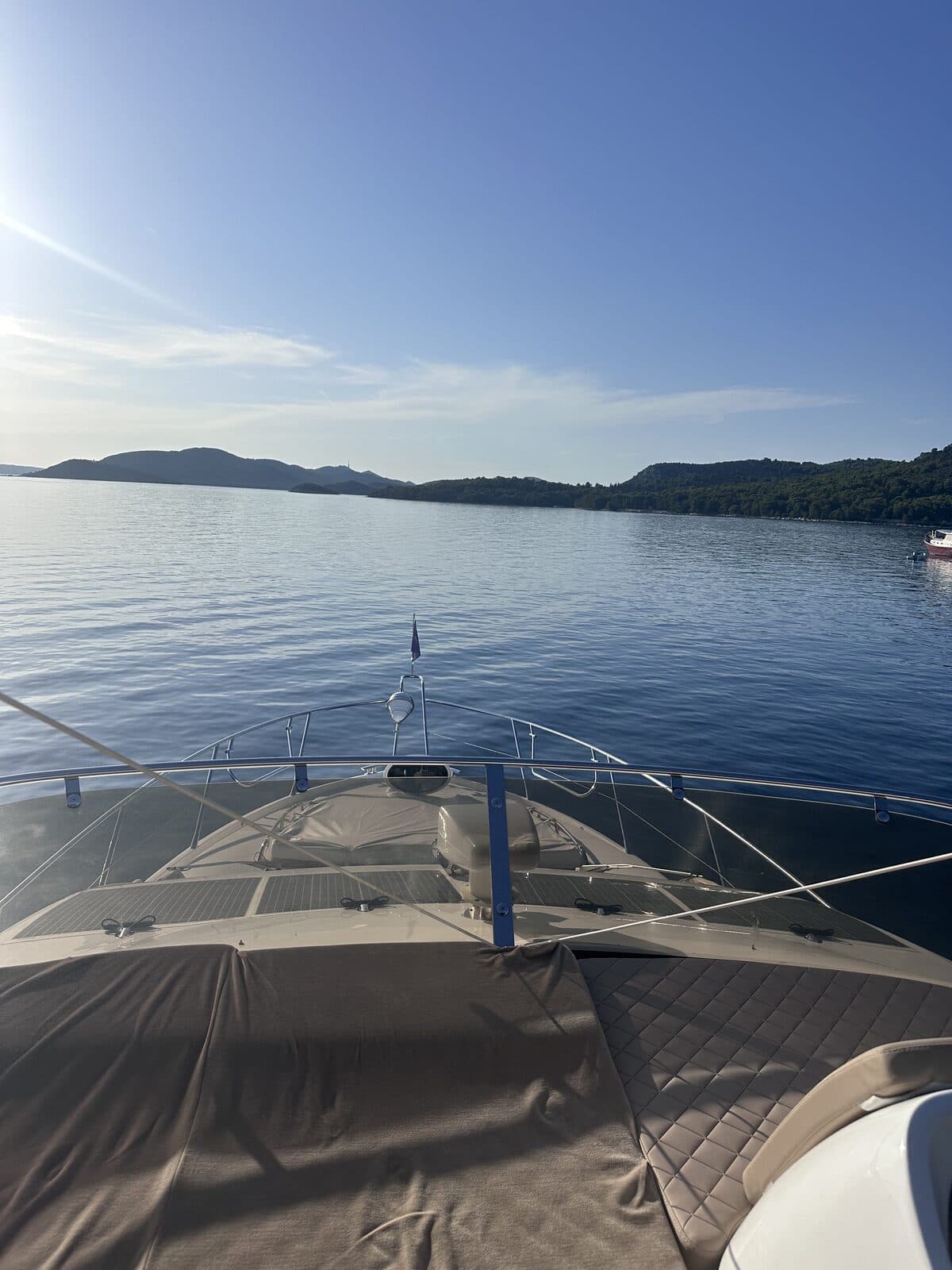 Yacht mit Skipper oder Bareboat-Charter: was passt zu Ihnen?